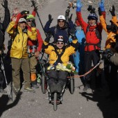 Cụ ông 90 tuổi leo núi Phú Sĩ bằng… xe lăn